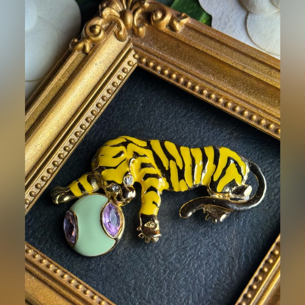 Yellow Enamwl Gold Striped Tiger Brooch with Green Ball VTG - Picture 15 of 15